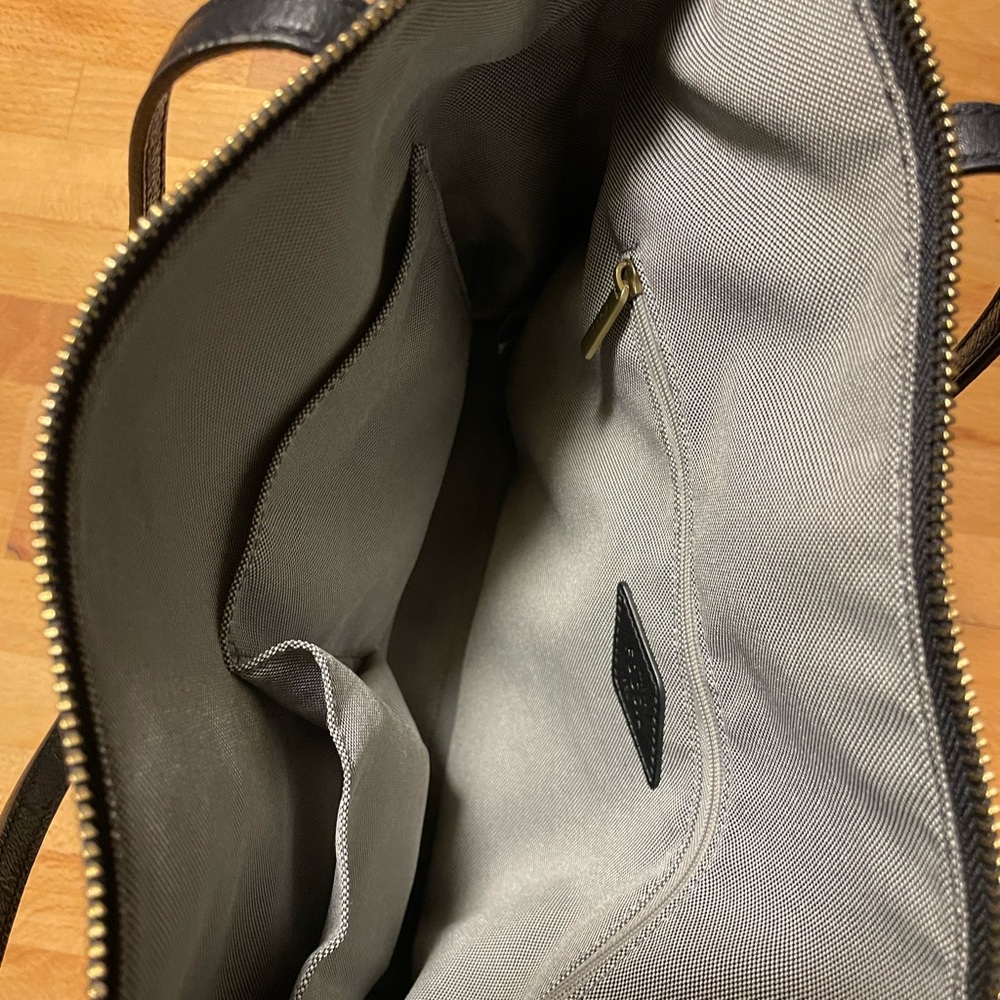 Fossil Black Shoulder Bag with Timeless Design - Picture 7 of 13